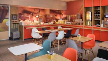 Petit déjeuner buffet servi tous les jours en supplément