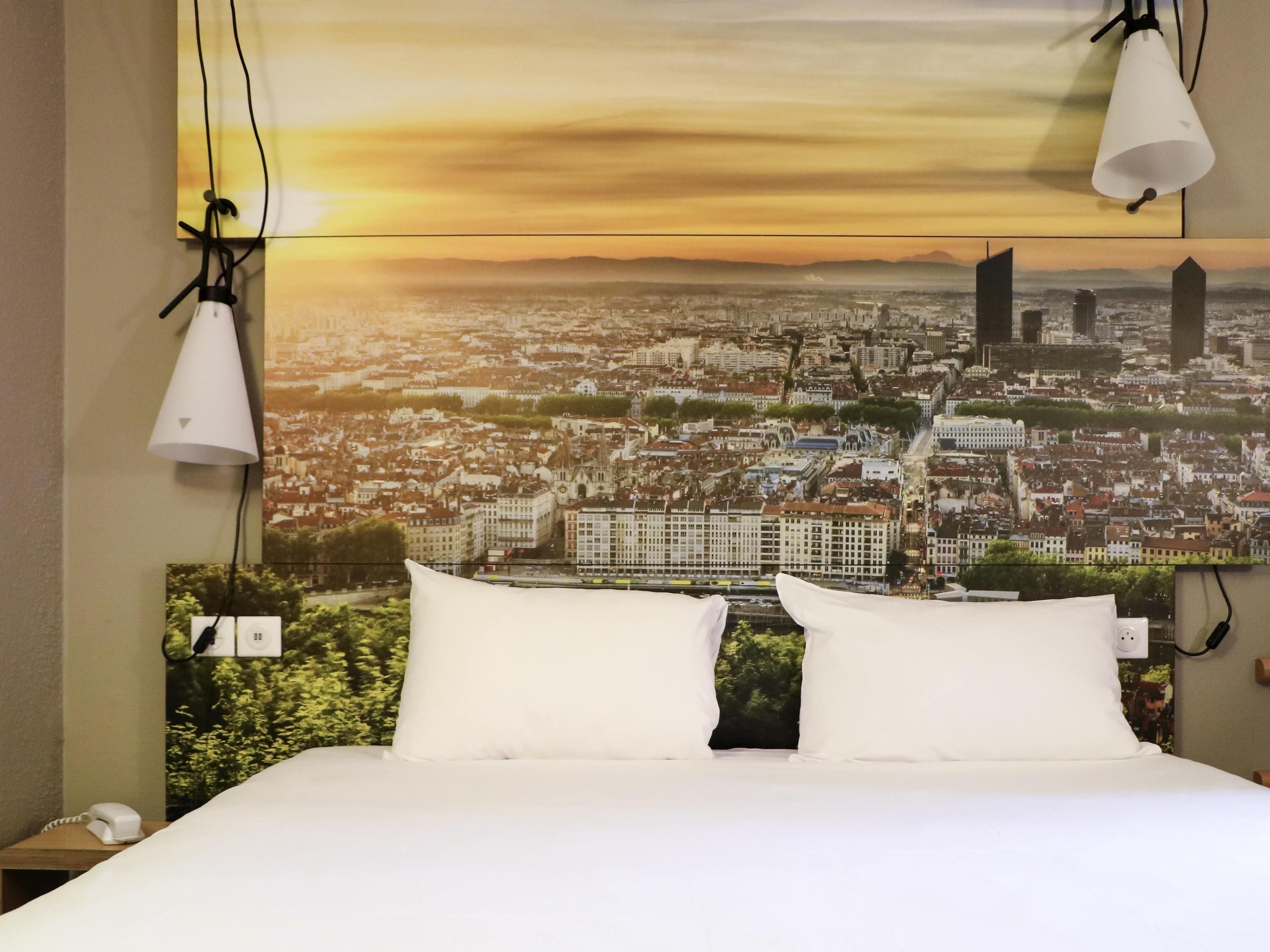 Huone, 1 parisänky | Työpöytä, pimennysverhot, silitysrauta/-lauta, ilmaiset vauvansängyt