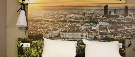 Chambre, 1 lit double | Bureau, rideaux occultants, fer et planche à repasser