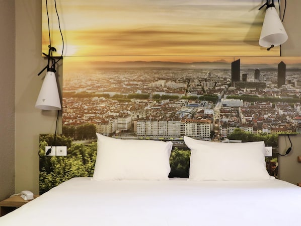 Habitación, 1 cama matrimonial | Escritorio, cortinas blackout y tabla de planchar con plancha 