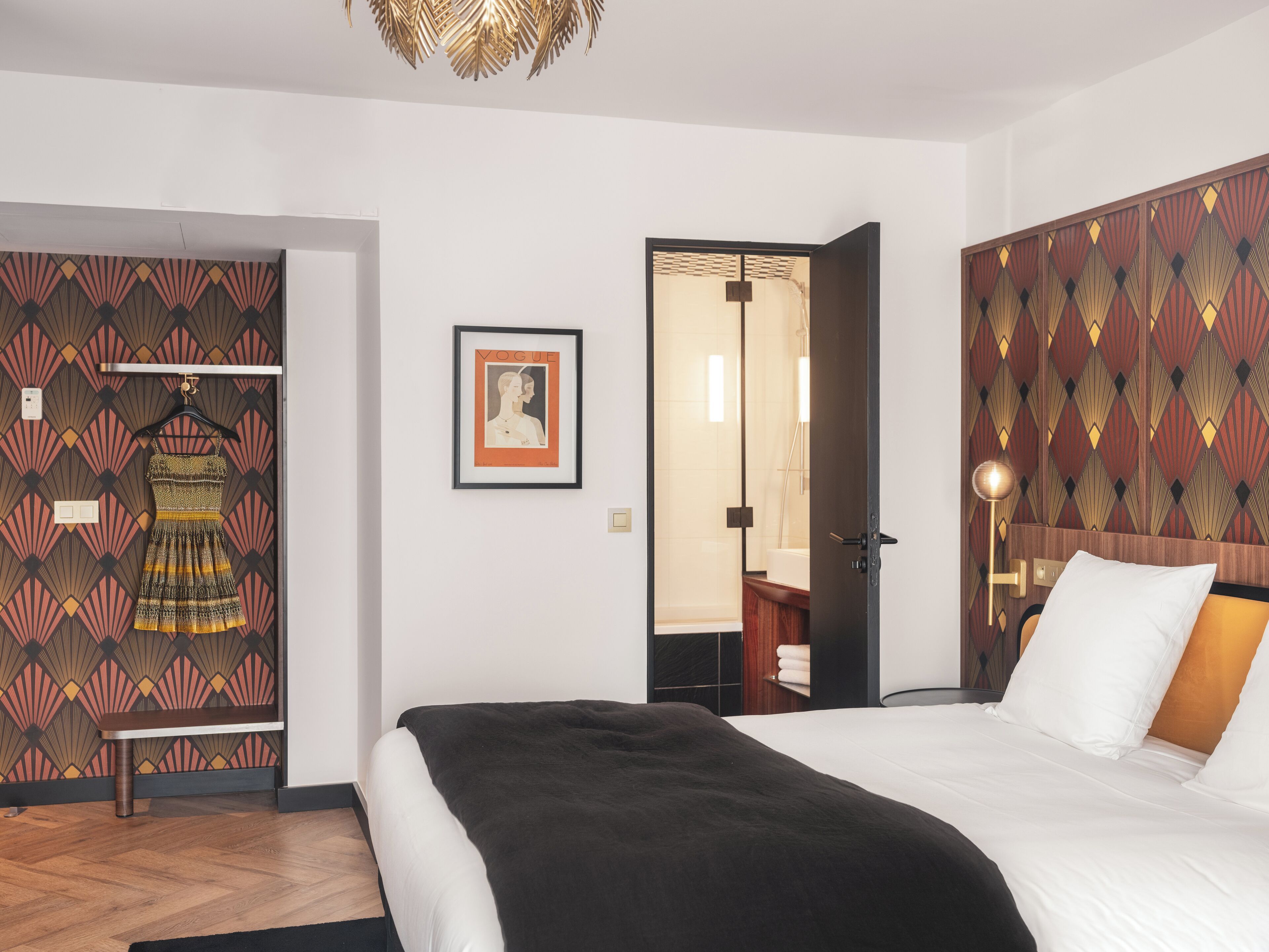 Quarto de hotel moderno com uma cama grande, um guarda-roupa e um espelho.