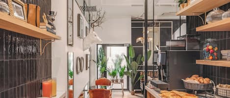 Petit déjeuner buffet (15 EUR par personne)