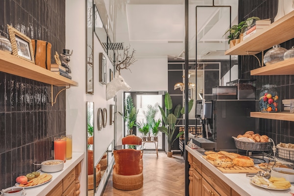 Desayuno buffet diario (EUR 15 por persona)