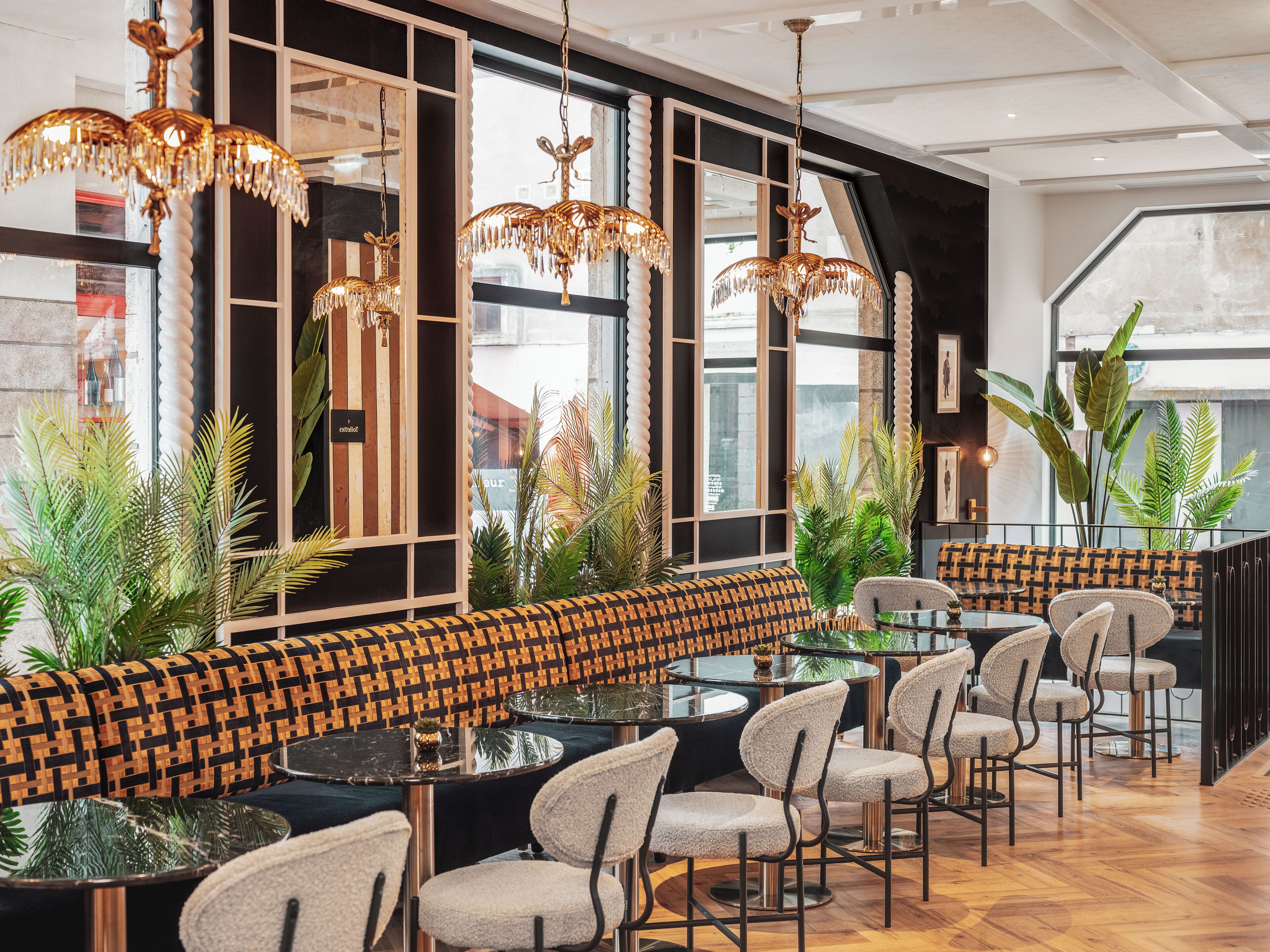 Desayuno buffet diario (EUR 16 por persona)