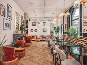 Tägliches Frühstücksbuffet (15 EUR pro Person)