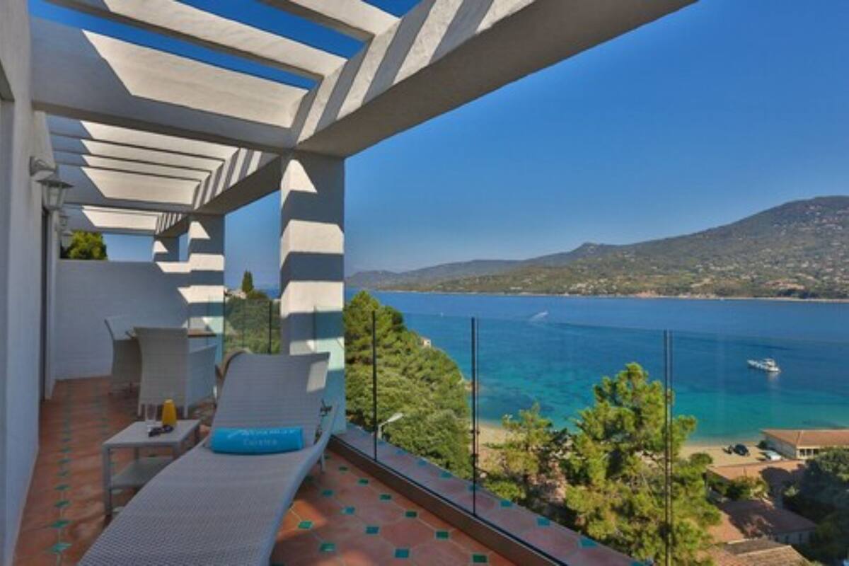 Un balcon avec vue sur la mer et un bateau.
