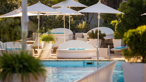 Piscine extérieure, parasols de plage, chaises longues