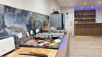 Se sirven desayunos, comidas, cenas y cocina francesa