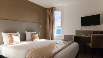 Standaard vierpersoonskamer | Een bureau, verduisterende gordijnen, geluiddichte muren