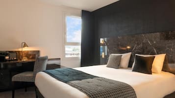 Tweepersoonskamer | Een bureau, verduisterende gordijnen, geluiddichte muren