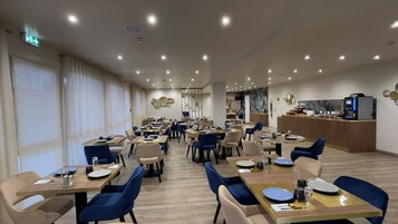 供应早餐、午餐和晚餐，法国菜