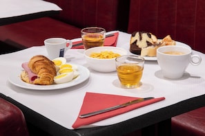 Daily buffet breakfast (EUR 9.5 per person)
