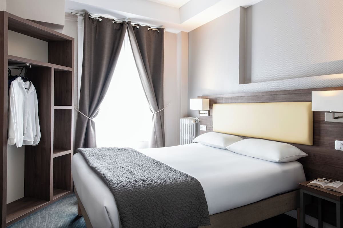 Soundproofing, free WiFi, bed sheets