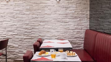 Sarapan prasmanan setiap hari (EUR 9.5 per orang)