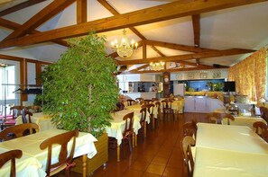 Der serveres frokost og aftensmad