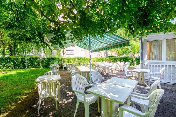 Der serveres frokost og aftensmad