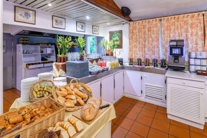 供应午餐和晚餐