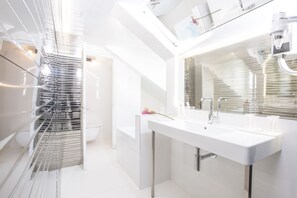 Junior Suite | Bathroom | Free toiletries, hair dryer, towels - Hôtel Icône (Paris)
