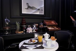 Desayuno buffet entre semana (EUR 15 por persona) 