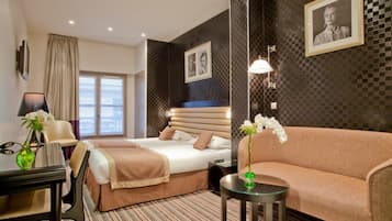 Habitación triple | Ropa de cama de alta calidad y caja de seguridad en la habitación