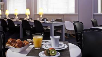 Buffet breakfast on weekdays (EUR 15 per person)