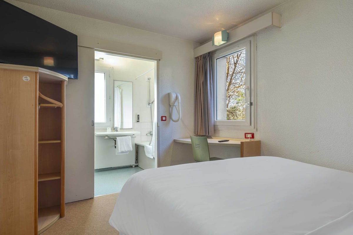 Double Room, Mobility Accessible, Non Smoking | Premium bedding, pillowtop beds, desk, soundproofing