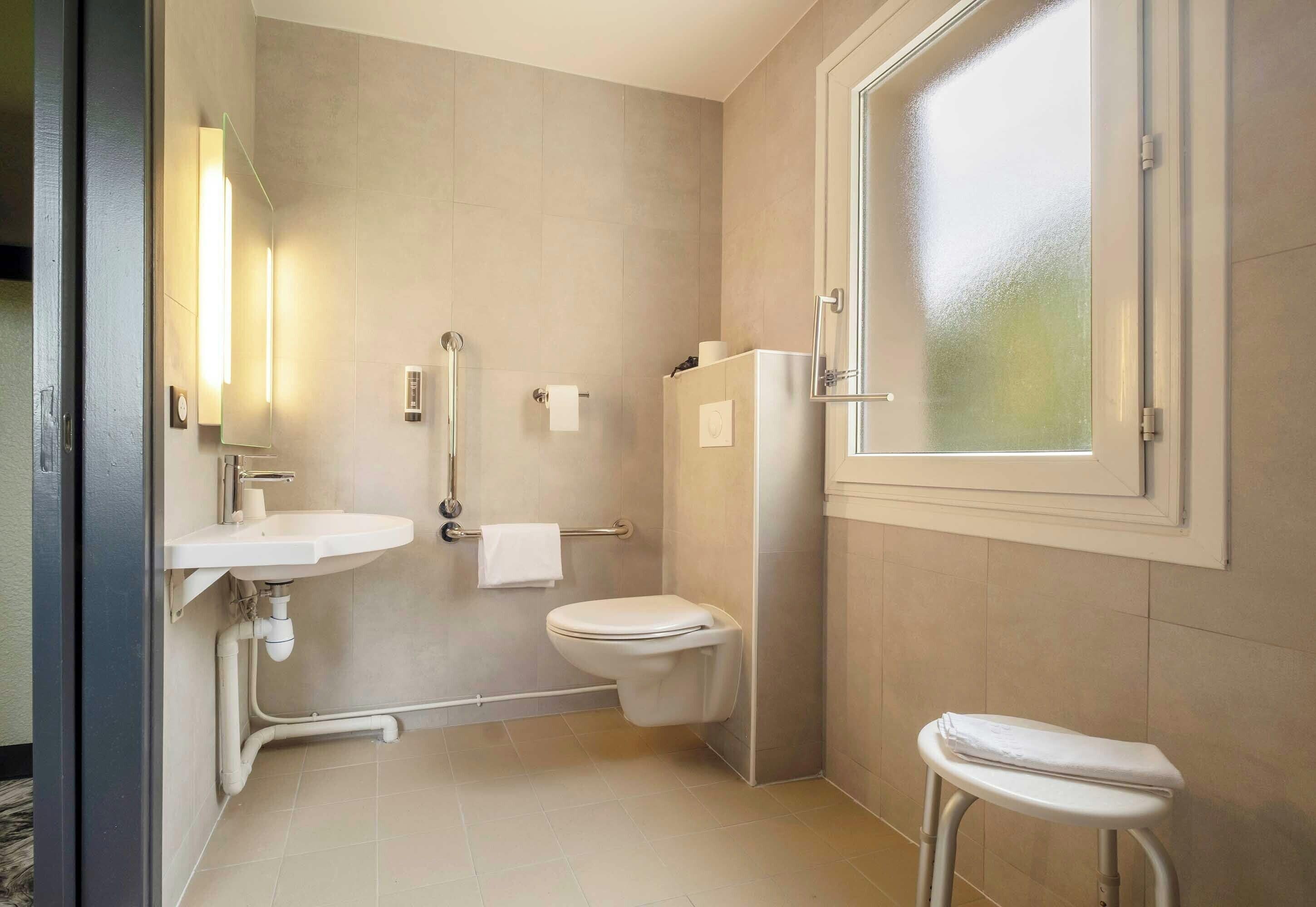 Double Room, Mobility Accessible, Non Smoking | Bathroom | Bathtub, eco-friendly toiletries, hair dryer, towels