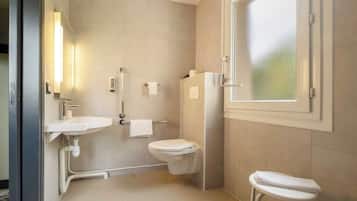 Kamar Double, difabel mobilitas, Bebas Asap Rokok | Kamar mandi | Bathtub dan perlengkapan kamar mandi ramah lingkungan