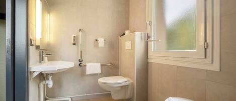 Double Room, Mobility Accessible, Non Smoking | Bathroom | Bathtub, eco-friendly toiletries, hair dryer, towels