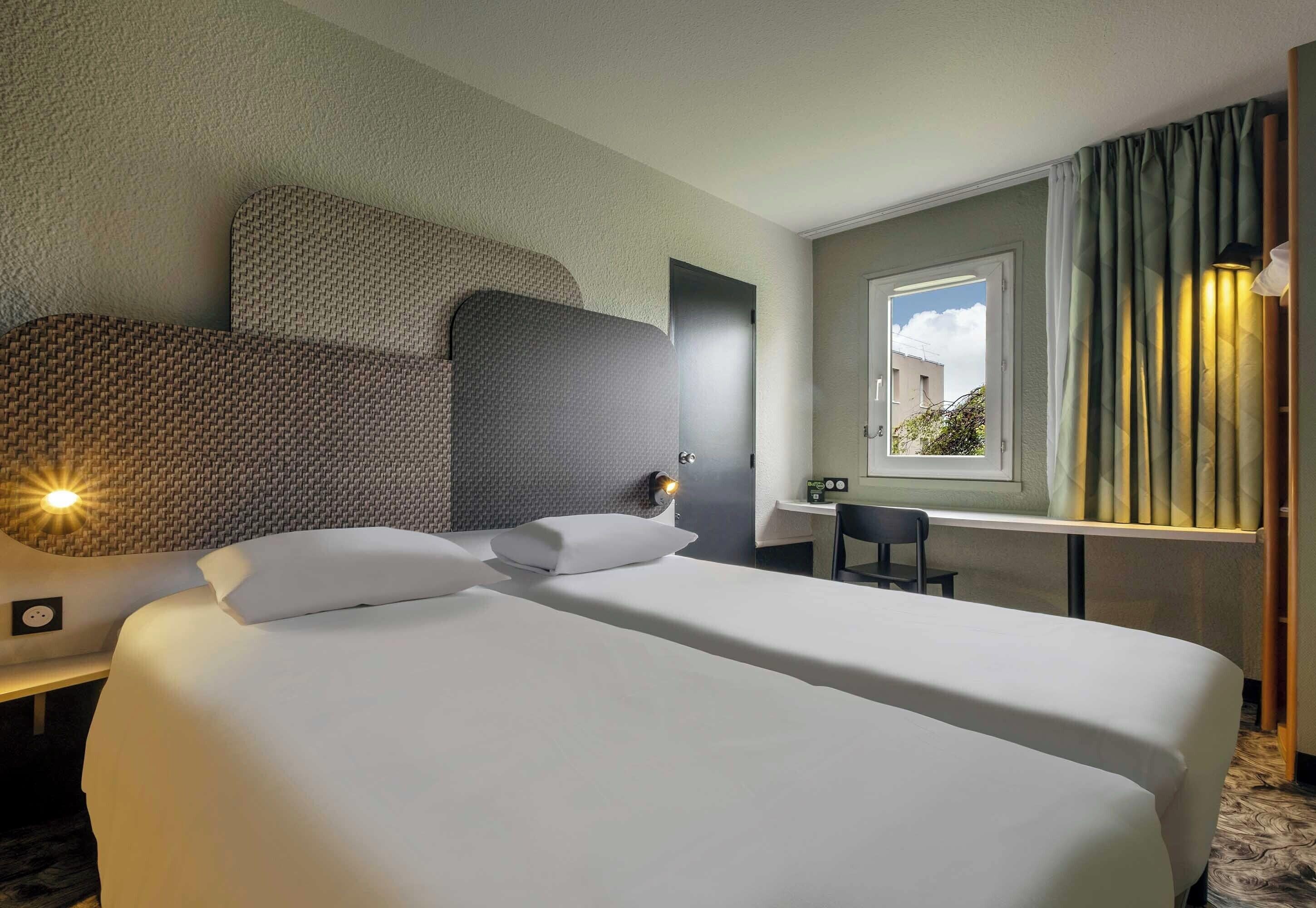 Habitació amb dos llits individuals estàndard, no fumadors | Roba de llit d'alta qualitat i matalassos amb encoixinament addicional 