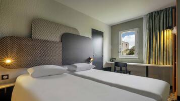 Kamar Twin Standar, Bebas Asap Rokok | Seprai premium, bantalan ekstra lembut, meja kerja, dan kedap suara