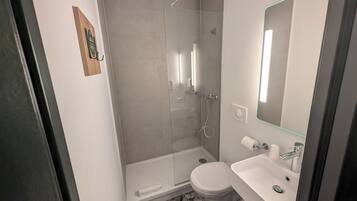 Baignoire, articles de toilette écologiques, sèche-cheveux