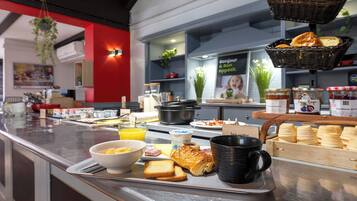 Petit déjeuner buffet servi tous les jours en supplément