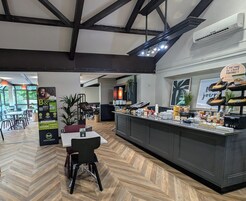 每日供應自助早餐 (費用另計)