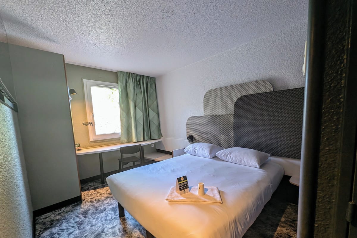 Premium bedding, pillowtop beds, desk, soundproofing