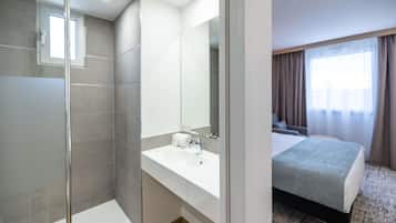Chambre Exécutive, 1 grand lit, non-fumeurs (with Single Sofabed) | Salle de bain | Articles de toilette gratuits, sÚche-cheveux, serviettes fournies