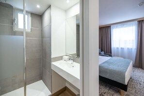 Habitación ejecutiva, 1 cama de matrimonio, no fumadores (with Single Sofabed) | Baño | Artículos de higiene personal gratuitos, secador de pelo y toallas