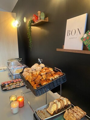 Café da manhã com buffet todos os dias mediante uma taxa
