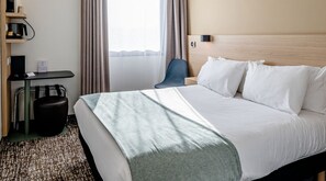 Escritorio, espacio para trabajar con un portátil, cortinas opacas