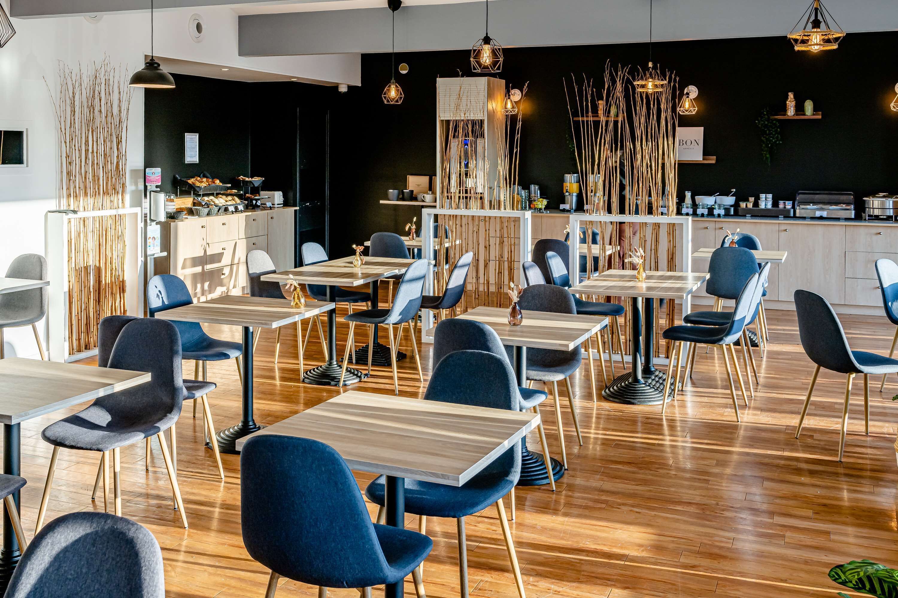 بوفيه فطور يوميًا بتكلفة قدرها (14 EUR للشخص)