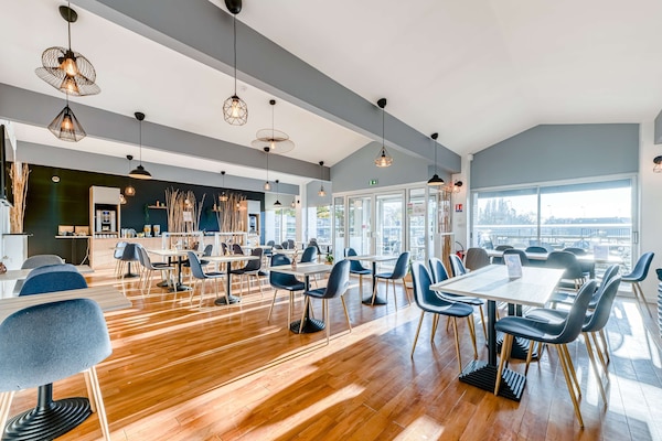 Breakfast, lunch and dinner served