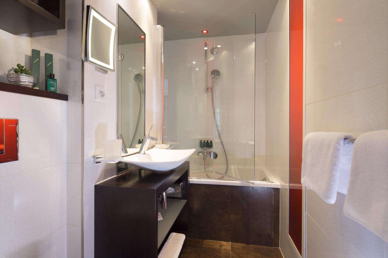 classic single room | bathroom | free toiletries, hair dryer, slippers, towels