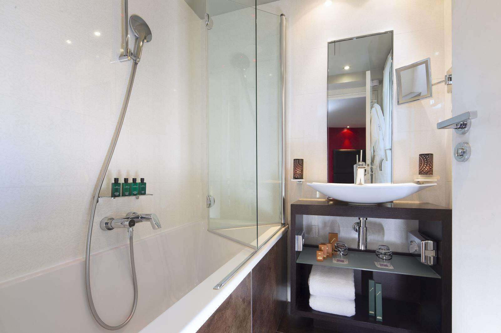 triple room | bathroom | free toiletries, hair dryer, slippers, towels