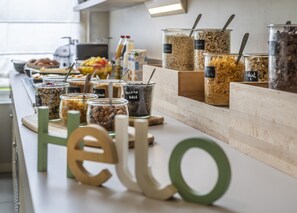 Petit déjeuner complet (14 EUR par personne)