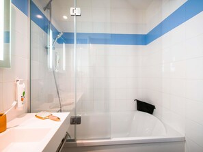 Een bureau, een laptopwerkplek, verduisterende gordijnen