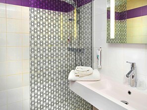 Escrivaninha, espaço de trabalho para notebook, cortinas blackout