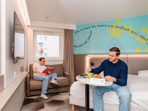 Standardrum - 1 dubbelsäng med bäddsoffa | Skrivbord, arbetsyta för laptop, mörkläggningsgardiner och ljudisolering