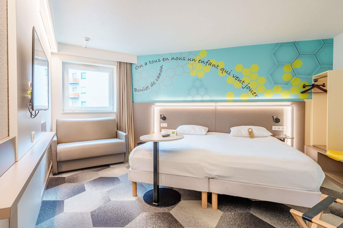 Bureau, espace de travail pour ordinateur portable, rideaux occultants