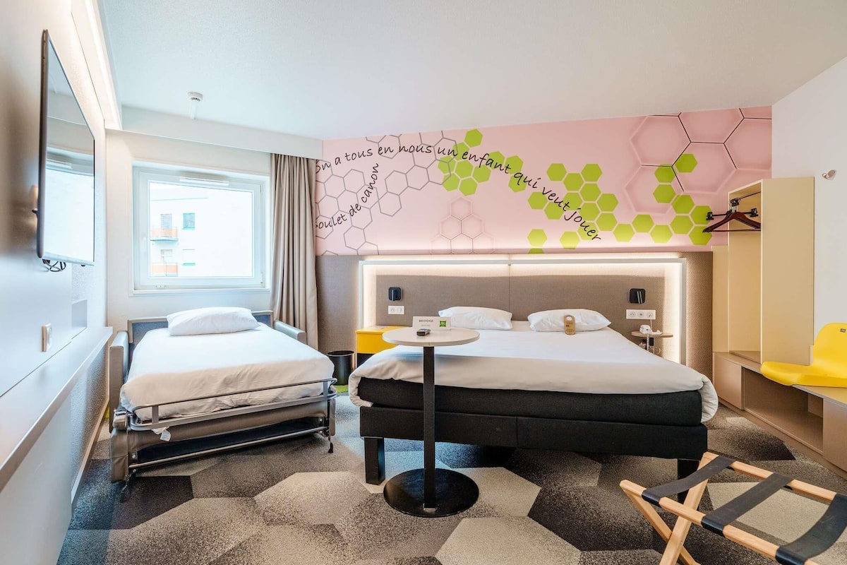 Standardzimmer, 1 Doppelbett und Schlafsofa | Schreibtisch, laptopgeeigneter Arbeitsplatz, Verdunkelungsvorhänge