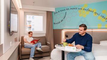 Standardzimmer, 1 Doppelbett und Schlafsofa | Schreibtisch, laptopgeeigneter Arbeitsplatz, Verdunkelungsvorhänge
